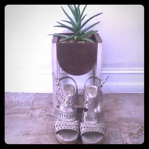 Matte gold Guess Sandal